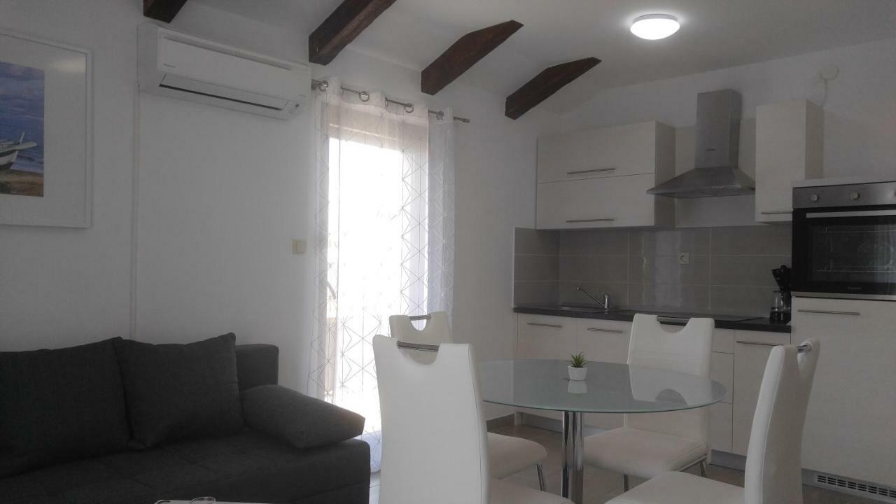 Roberta Apartment *